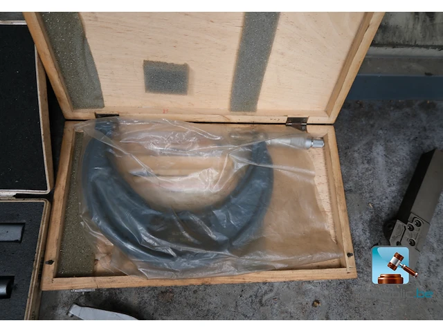 Metalen kast met inhoud - afbeelding 6 van  15