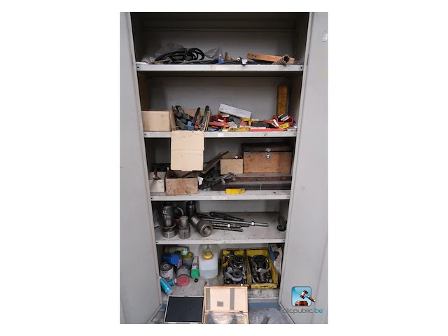 Metalen kast met inhoud - afbeelding 1 van  15