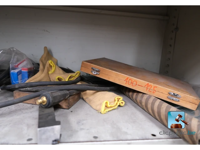 Metalen kast met inhoud - afbeelding 8 van  15