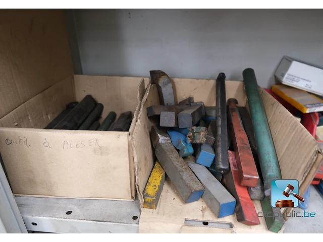 Metalen kast met inhoud - afbeelding 10 van  15
