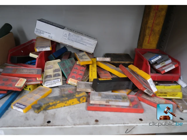 Metalen kast met inhoud - afbeelding 11 van  15