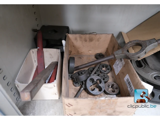 Metalen kast met inhoud - afbeelding 14 van  15