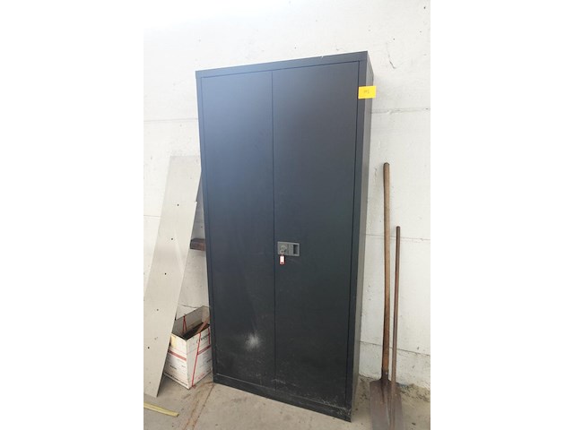 Metalen kast met inhoud - afbeelding 1 van  8