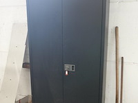 Metalen kast met inhoud - afbeelding 1 van  8