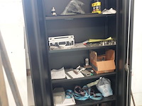 Metalen kast met inhoud - afbeelding 3 van  8