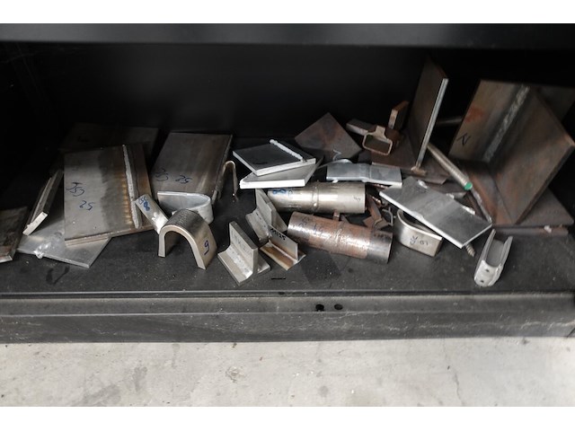 Metalen kast met inhoud - afbeelding 4 van  8