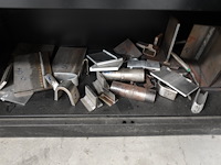 Metalen kast met inhoud - afbeelding 4 van  8