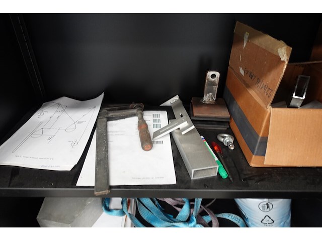 Metalen kast met inhoud - afbeelding 5 van  8