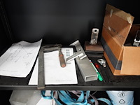 Metalen kast met inhoud - afbeelding 5 van  8