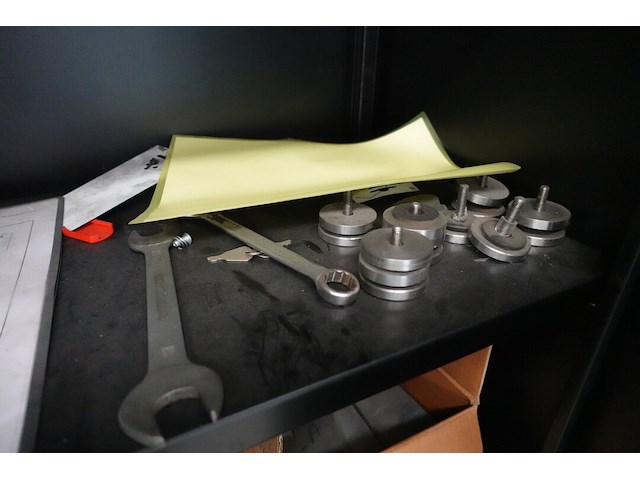 Metalen kast met inhoud - afbeelding 6 van  8