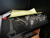 Metalen kast met inhoud - afbeelding 6 van  8