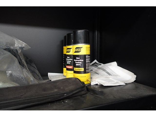 Metalen kast met inhoud - afbeelding 7 van  8