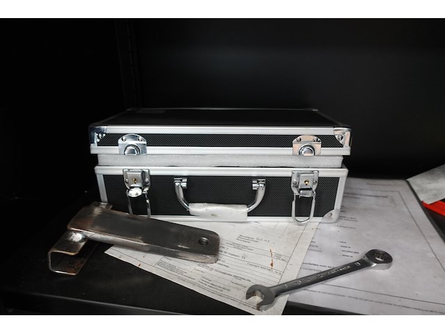 Metalen kast met inhoud - afbeelding 8 van  8