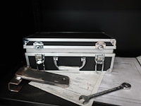 Metalen kast met inhoud - afbeelding 8 van  8