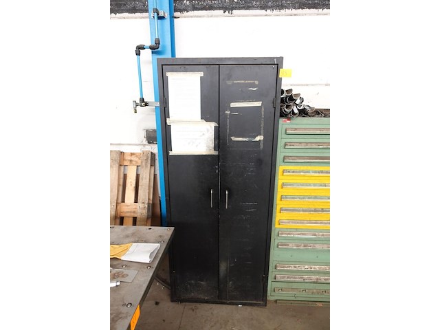Metalen kast met inhoud - afbeelding 1 van  6