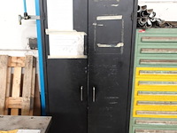 Metalen kast met inhoud - afbeelding 1 van  6