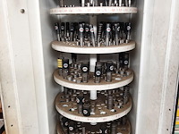 Metalen kast met inhoud - afbeelding 2 van  6
