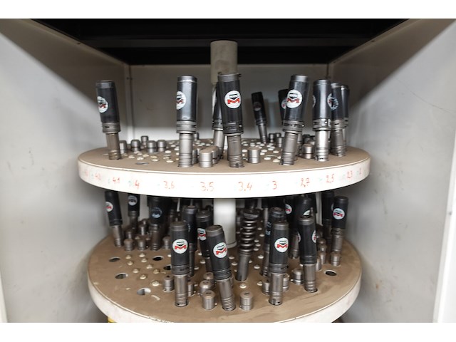 Metalen kast met inhoud - afbeelding 3 van  6