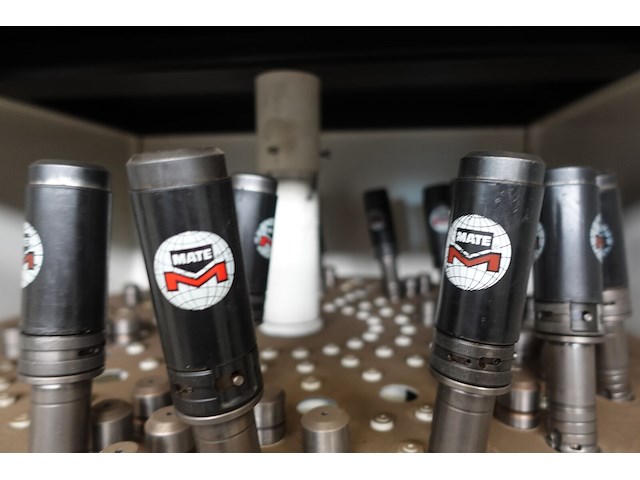 Metalen kast met inhoud - afbeelding 4 van  6