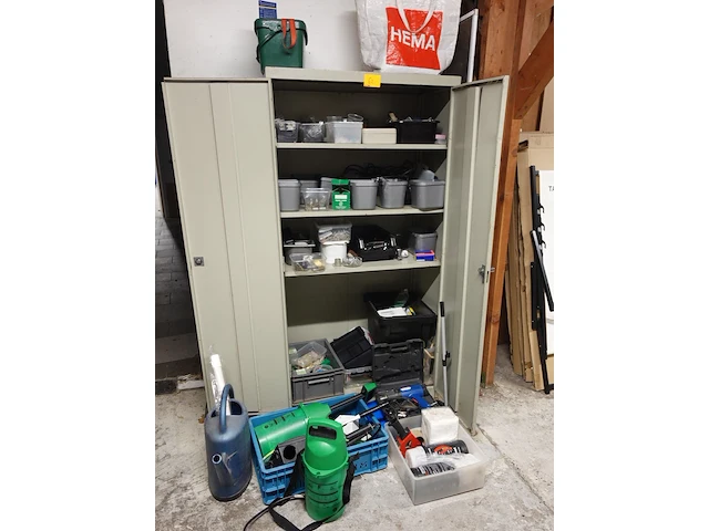Metalen kast met inhoud - afbeelding 1 van  4