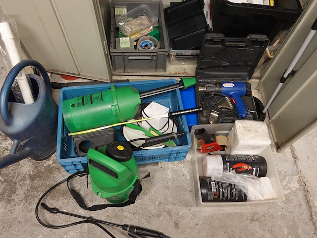 Metalen kast met inhoud - afbeelding 2 van  4