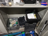 Metalen kast met inhoud - afbeelding 3 van  4