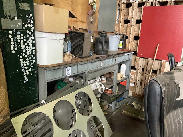 Metalen kast met inhoud - afbeelding 1 van  5