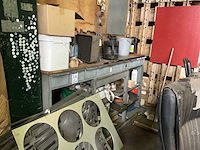 Metalen kast met inhoud - afbeelding 1 van  5