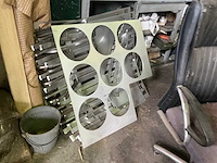 Metalen kast met inhoud - afbeelding 3 van  5