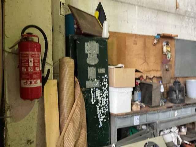 Metalen kast met inhoud - afbeelding 4 van  5