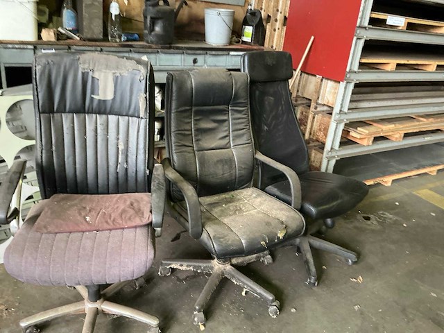 Metalen kast met inhoud - afbeelding 5 van  5