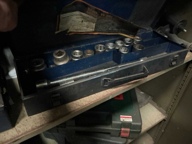 Metalen kast met inhoud - afbeelding 2 van  12
