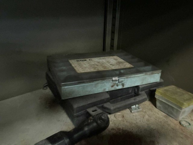 Metalen kast met inhoud - afbeelding 8 van  12