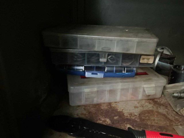 Metalen kast met inhoud - afbeelding 9 van  12