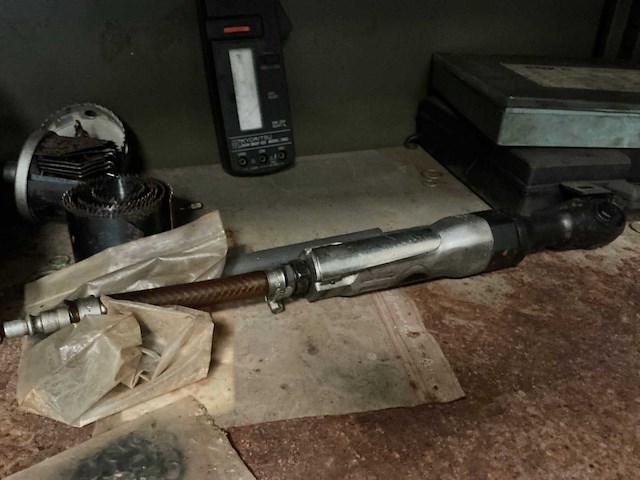 Metalen kast met inhoud - afbeelding 10 van  12
