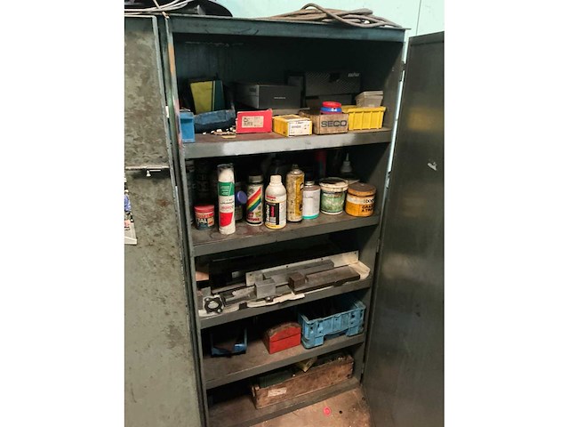 Metalen kast met inhoud - afbeelding 2 van  15