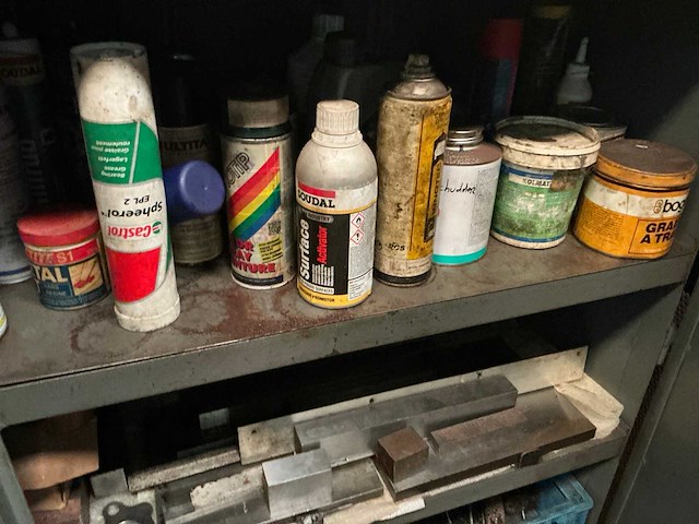 Metalen kast met inhoud - afbeelding 4 van  15