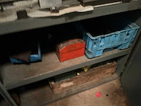 Metalen kast met inhoud - afbeelding 6 van  15