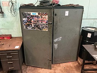 Metalen kast met inhoud - afbeelding 1 van  15