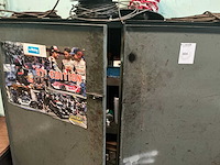 Metalen kast met inhoud - afbeelding 8 van  15