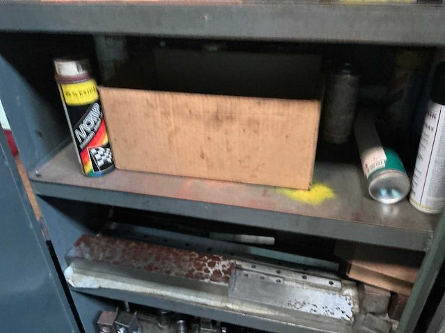 Metalen kast met inhoud - afbeelding 12 van  15