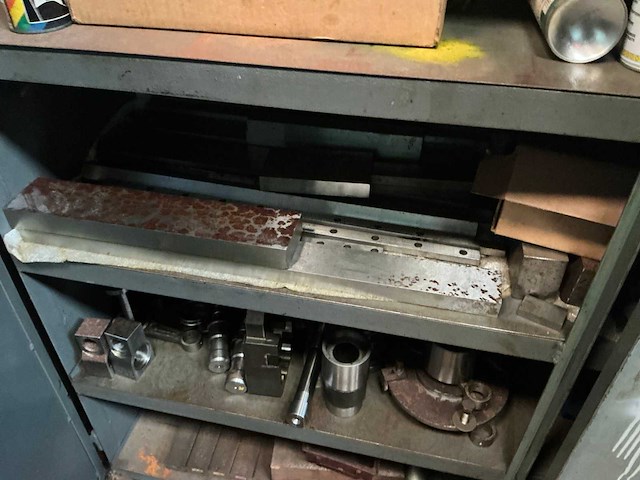 Metalen kast met inhoud - afbeelding 13 van  15
