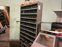 Metalen kast met inhoud - afbeelding 1 van  6