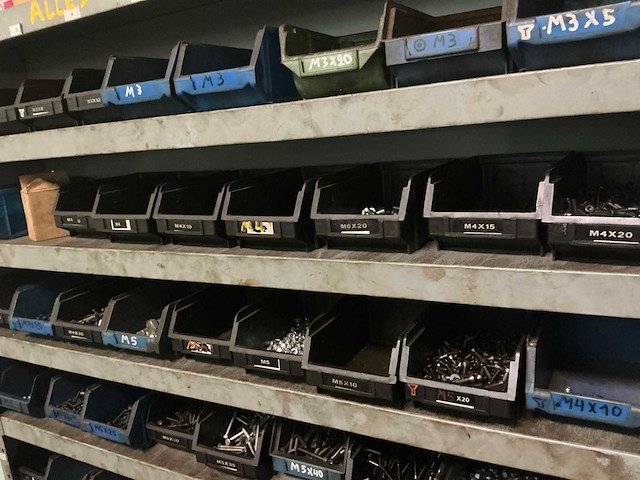 Metalen kast met inhoud - afbeelding 3 van  6