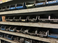 Metalen kast met inhoud - afbeelding 3 van  6