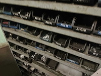 Metalen kast met inhoud - afbeelding 5 van  6