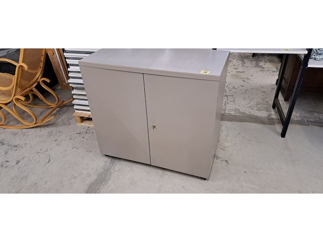Metalen kast op wieltjes - afbeelding 1 van  2