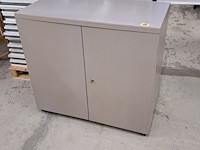 Metalen kast op wieltjes - afbeelding 1 van  2