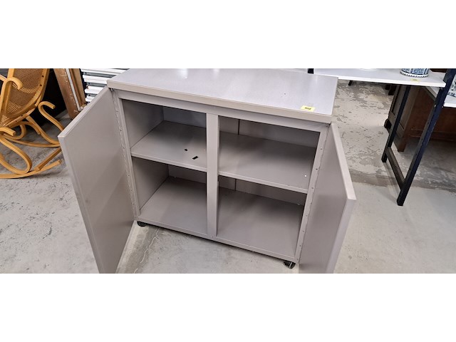 Metalen kast op wieltjes - afbeelding 2 van  2