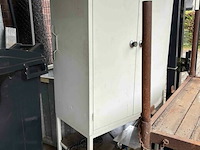 Metalen kast - afbeelding 1 van  3